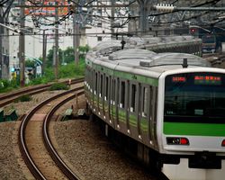 長距離の通勤時間の会社員が乗っている電車